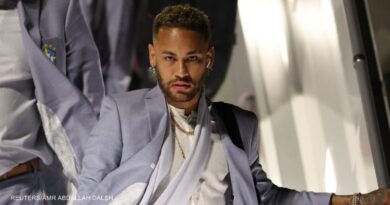 Neymar desce do avião na chegada da seleção brasileira ao Catar